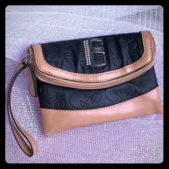 ๐ GUESS logo wristlet bag - Picture 1 of 7